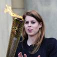 La princesse Beatrice d'York accueillait le 19 juin 2012 la torche olympique à Harewood House.