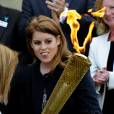 La princesse Beatrice d'York accueillait le 19 juin 2012 la torche olympique à Harewood House.