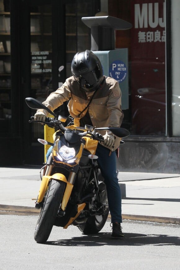 Orlando Bloom à moto dans New York, le 28 juin 2012.