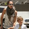 Jessica Alba dans les rues de Santa Monica avec sa fille Honor le 29 juin 2012