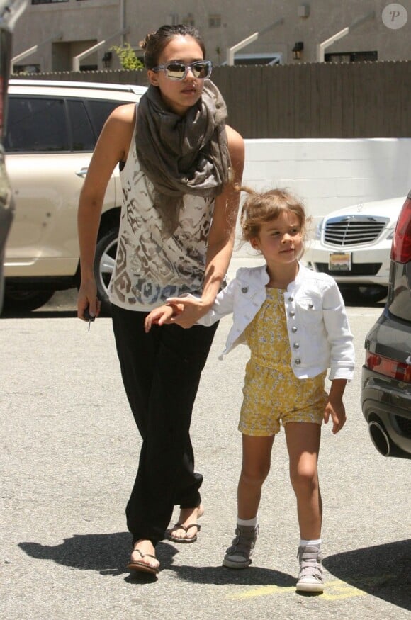 Jessica Alba dans les rues de Santa Monica avec sa fille Honor le 29 juin 2012