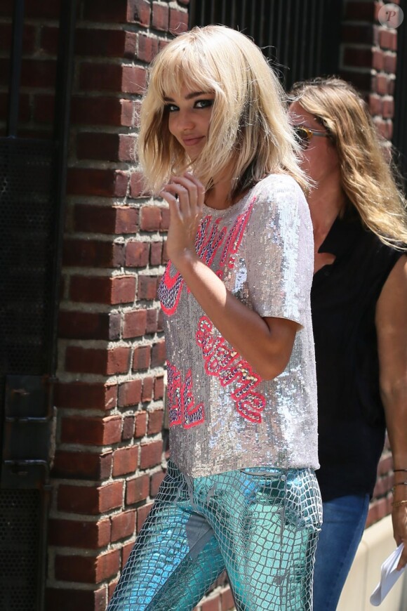 Miranda Kerr abandonne ses cheveux bruns pour les besoins d'un shooting à New York le 29 juin 2012
