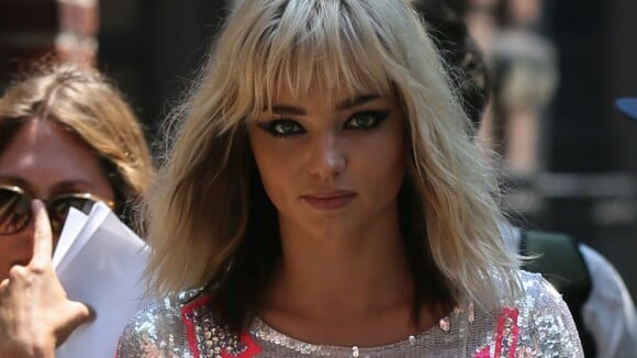 Miranda Kerr se transforme en blonde sexy dans les rues de New York