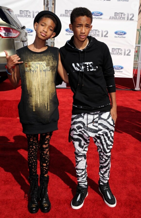 Willow Smith et son frère Jaden sur le tapis rouge, à l'arrivée des BET Awards 2012, à Los Angeles le 1er juillet 2012