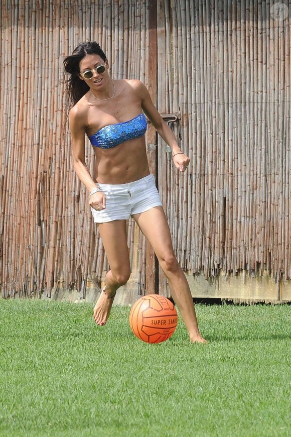 Elisabetta Gregoraci, une très sexy footballeuse sous le soleil de Porto Cervo en Sardaigne. Le 30 juin 2012.