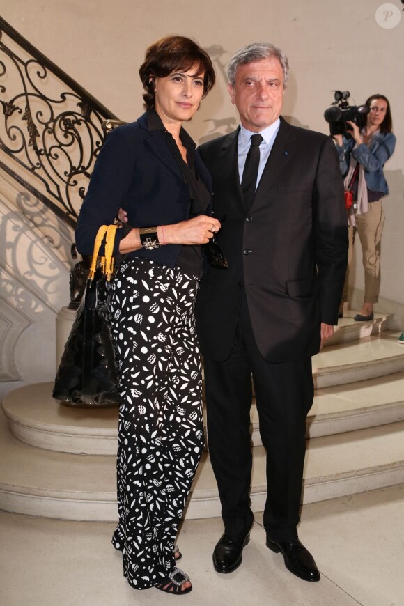 Inès de la Fressange et Sidney Toledano au défilé haute couture Christian Dior automne-hiver 2012/2013 à Paris. Le 2 juillet 2012.