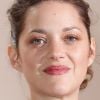 Marion Cotillard assiste au défilé haute couture Christian Dior automne-hiver 2012/2013 à Paris. Le 2 juillet 2012.