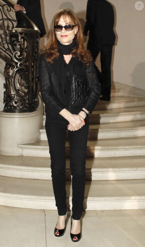 Isabelle Huppert au défilé haute couture Christian Dior automne-hiver 2012-2013. Paris, le 2 juillet 2012.