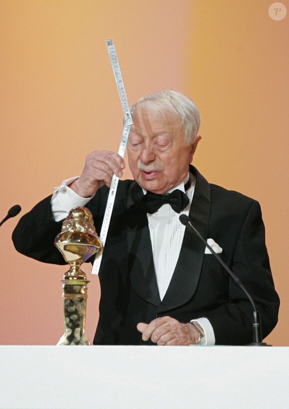 Maurice Chevit lors de la cérémonie des Molières 2005, où il a reçu sa deuxième statuette de Meilleur comédien dans un second rôle pour sa prestation dans Brooklyn Boy de Donald Margulies. Maurice Chevit est mort le 2 juillet 2012 à 88 ans.