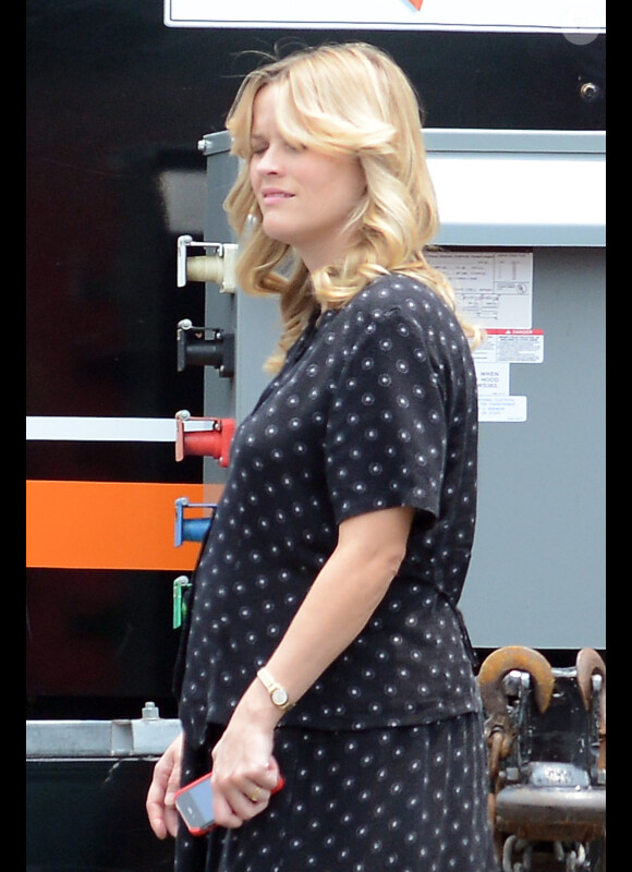 Reese Witherspoon, enceinte et fatiguée, sur le tournage de Devil's Knot, à Atlanta, le 2 juillet 2012