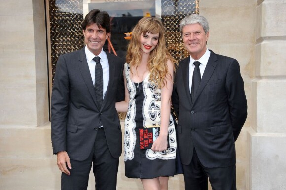 Jordi Constans, Louise Bourgoin et Yves Carcelle lors de l'ouverture de la boutique Louis Vuitton à Paris le 3 juillet 2012