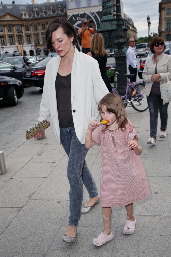 Milla Jovovich et sa fille Ever arrivent à l'ouverture de la boutique Louis Vuitton place Vendôme à Paris. Le 3 juillet 2012
