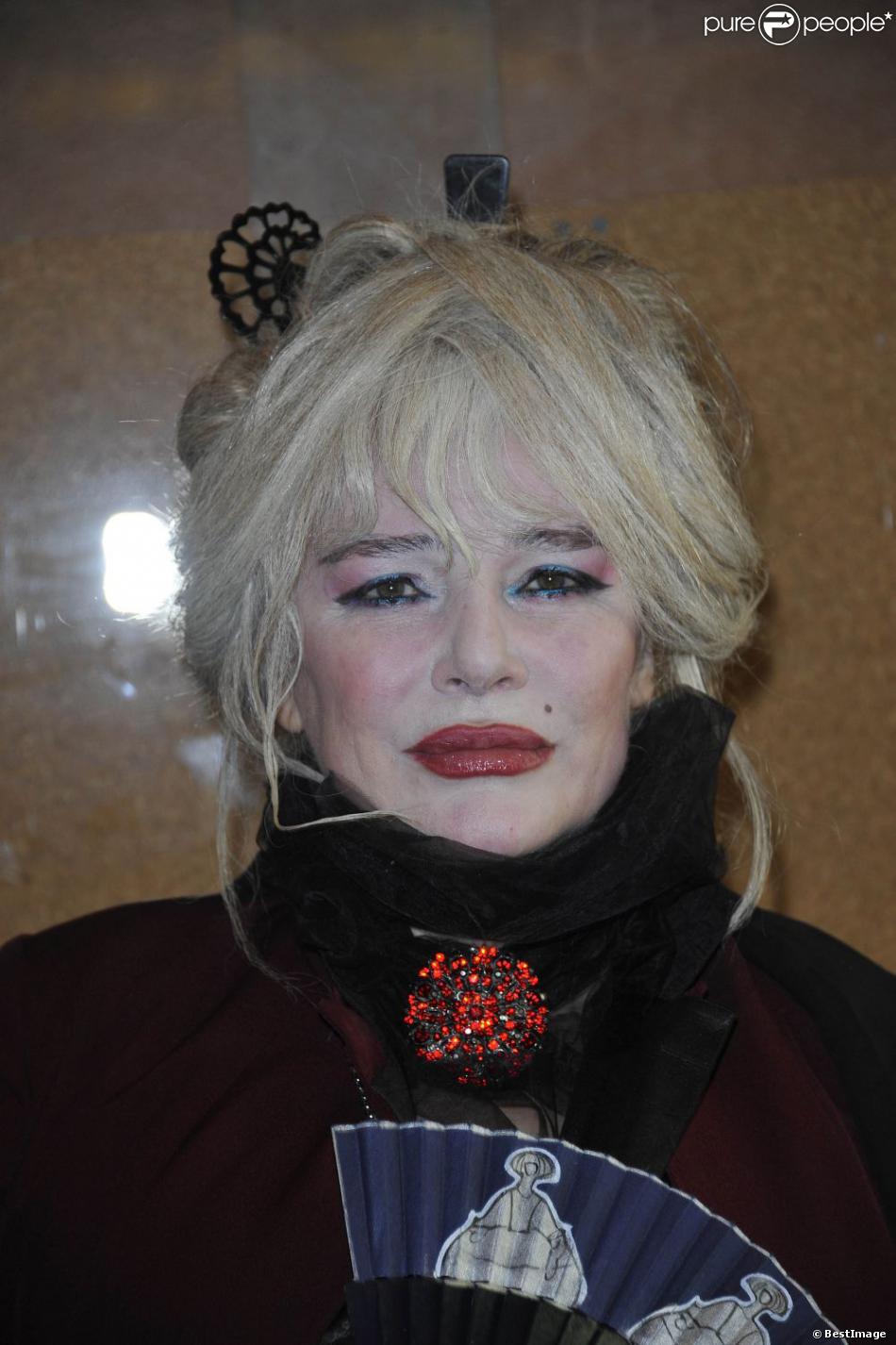 Armande Altaï à son arrivée au défilé haute couture de Franck Sorbier. Paris, le 4 juillet 2012