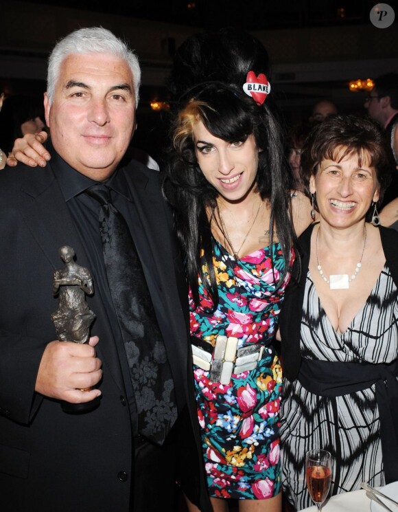 Amy Winehouse entourée de son père Mitch et de sa mère Janis à Londres, le 22 mai 2008.
