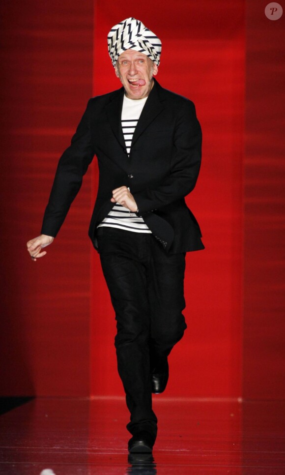 Jean-Paul Gaultier enjoué à l'issue de son défilé haute couture à Paris. Le 4 juillet 2012.