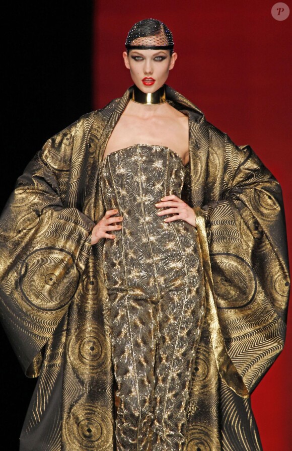 Karlie Kloss lors du défilé haute couture de Jean-Paul Gaultier à Paris. Le 4 juillet 2012.