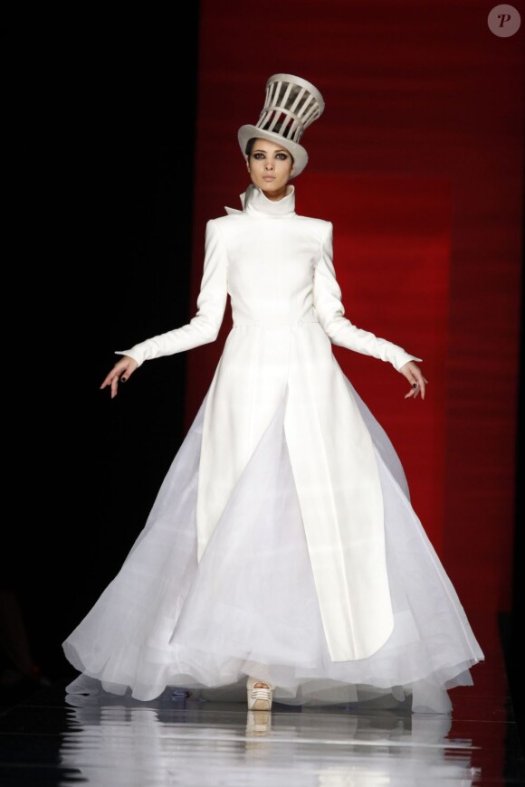 Hanna Ben Abdesslem en mariée dandy pour clôturer le défilé haute couture de Jean-Paul Gaultier à Paris. Le 4 juillet 2012.