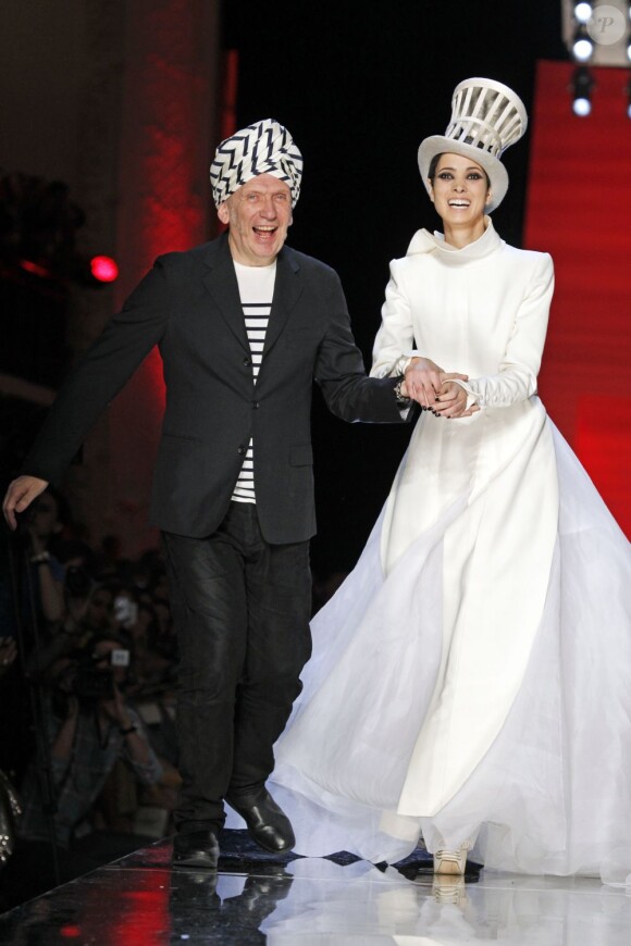 Jean-Paul Gaultier et sa mariée dandy Hanaa Ben Abdesslem lors du final du défilé haute couture Jean-Paul Gaultier à Paris. Le 4 juillet 2012.