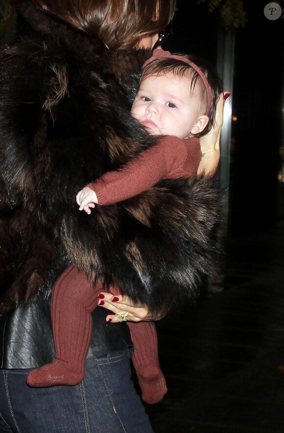 Harper Beckham dans les bras de sa maman, lookée dès son plus jeune âge