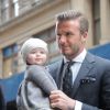 Fière dans les bras de papa David Beckham, Harper assiste à sa première Fashion Week, en février 2012 à New York !