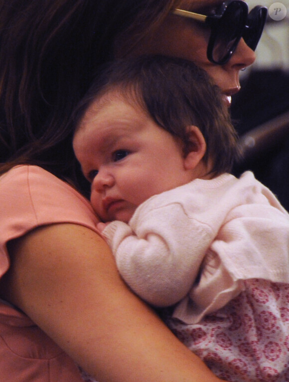 Harper Seven, âgée de quelques mois seulement lors de l'une de ses premières virées shopping avec sa maman Victoria Beckham