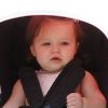 L'adorable Harper Beckham fait des siennes dans sa poussette.