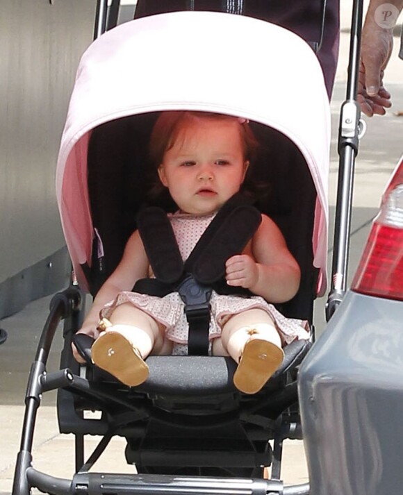 L'adorable Harper Beckham fait des siennes dans sa poussette.