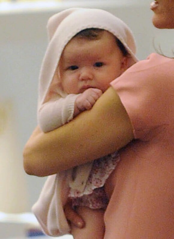 Bébé Harper fait ses premiers pas dans les grands magasins dans les bras de sa maman. En septembre 2011