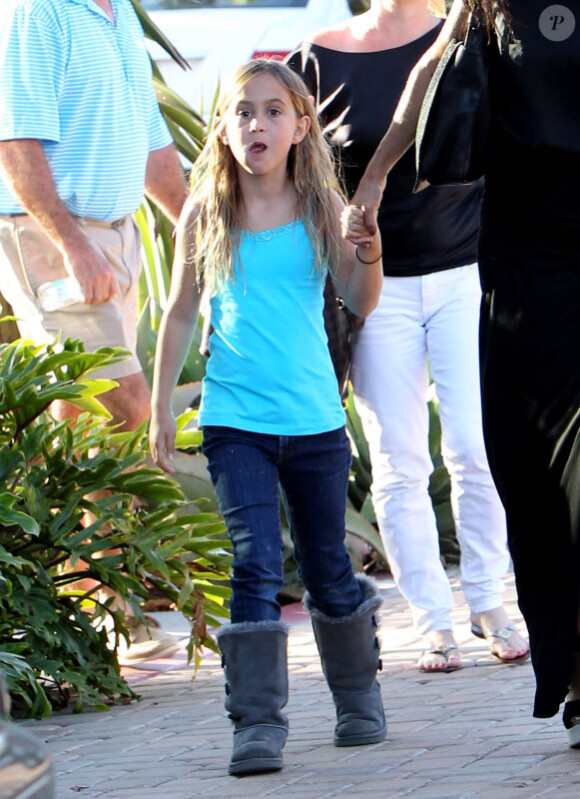L'adorable Coco grandit à vue d'oeil. Elle sort du restaurant avec sa mère Courteney Cox à Los Angeles le 6 juillet 2012