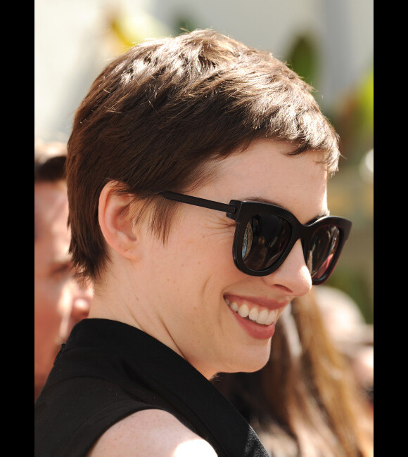 Anne Hathaway lorsque Christopher Nolan laisse ses empreintes au Grauman's Chinese Theater à Hollywood à Los Angeles le samedi 7 juillet 2012