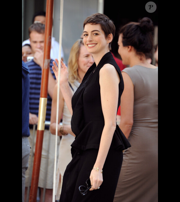 Anne Hathaway lorsque Christopher Nolan laisse ses empreintes au Grauman's Chinese Theater à Hollywood à Los Angeles le samedi 7 juillet 2012