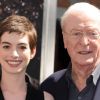 Anne Hathaway et Sir Michael Caine lorsque Christopher Nolan laisse ses empreintes au Grauman's Chinese Theater à Hollywood à Los Angeles le samedi 7 juillet 2012