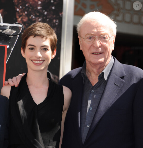 Anne Hathaway et Sir Michael Caine lorsque Christopher Nolan laisse ses empreintes au Grauman's Chinese Theater à Hollywood à Los Angeles le samedi 7 juillet 2012