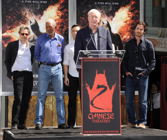 Gary Oldman, Morgan Freeman, Joseph Gordon-Levitt et Christian Bale lorsque Christopher Nolan laisse ses empreintes au Grauman's Chinese Theater à Hollywood à Los Angeles le samedi 7 juillet 2012