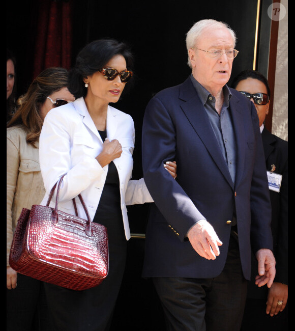 Sir Michael Caine et son épouse Shakira lorsque Christopher Nolan laisse ses empreintes au Grauman's Chinese Theater à Hollywood à Los Angeles le samedi 7 juillet 2012