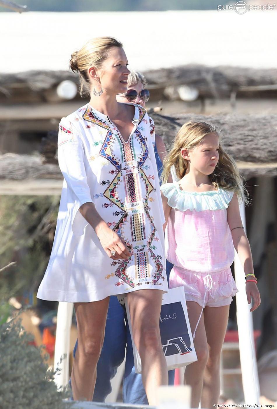 Kate Moss Et Sa Fille Lila Se Détendent Sur La Plage Du Club 55 à Saint Tropez Le 8 Juillet 2012