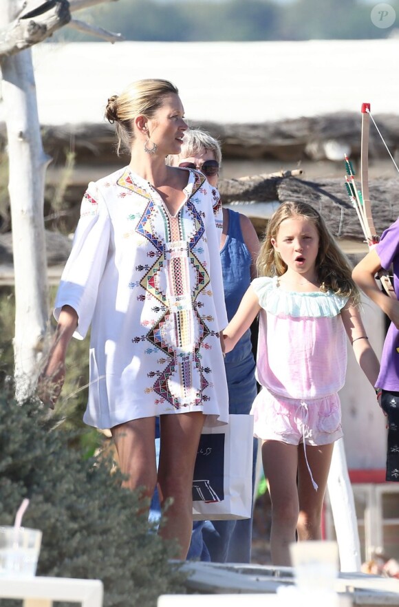 Kate Moss et sa fille Lila sur la plage du club 55 à Saint-Tropez le 8 juillet 2012