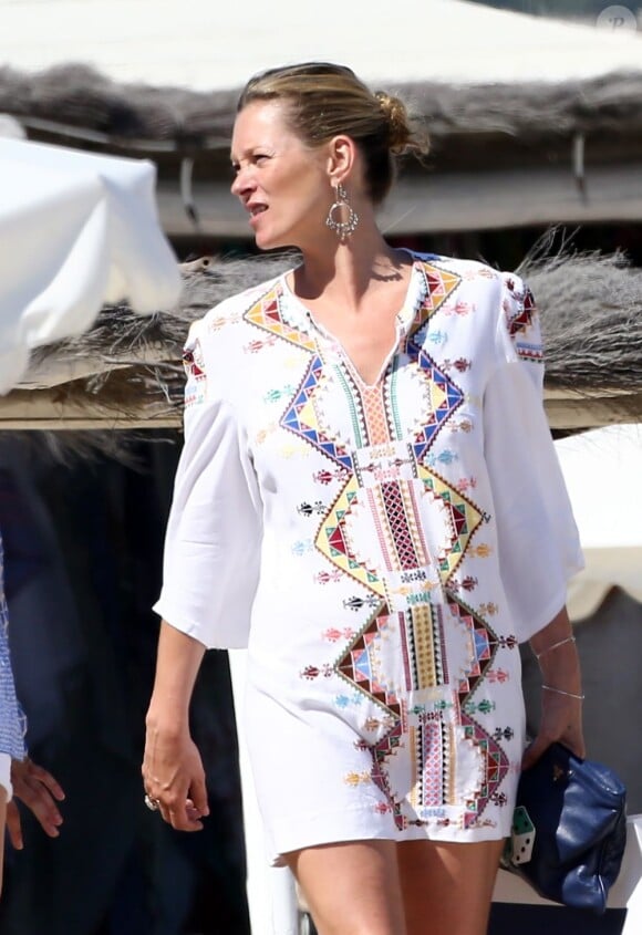 Kate Moss sur la plage du club 55 à Saint-Tropez le 8 juillet 2012