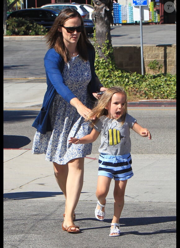 Jennifer Garner et sa fille Seraphina se promènent à Brentwood, le 8 juillet 2012