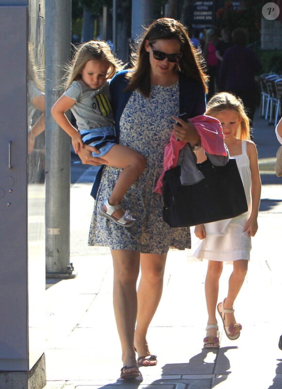 Jennifer Garner et sa petite Seraphina sont allées déjeuner avec des amis, à Brentwood, le 8 juillet 2012