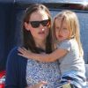 Jennifer Garner porte sa fille Seraphina à Brentwood, le 8 juillet 2012