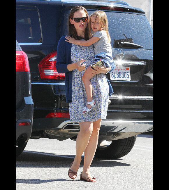 Jennifer Garner porte sa fille Seraphina à Brentwood, le 8 juillet 2012
