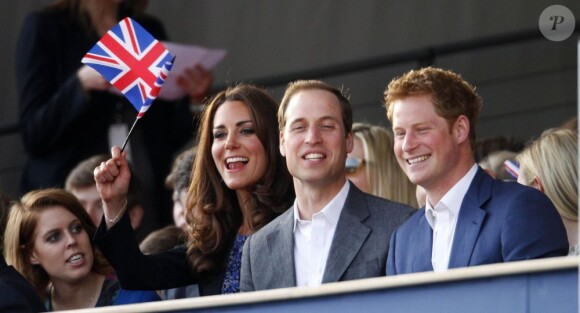 Les princes William et Harry avec Kate Middleton et la princesse Beatrice lors du jubilé de diamant de la reine Elizabeth II, le 4 juin 2012 à Londres.