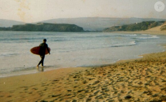 Le prince Charles, âgé de 24 ans, surfant dans la baie de Constantine (nord-est de la Cornouailles), en 1973. Un goût pour le surf qu'il a transmis à ses fils les princes William et Harry.