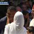 Sandrine Diouf embrasse Marcel Desailly lors des obsèques de Mouss Diouf, le 9 juillet 2012