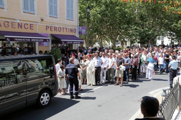 La famille et les amis du comédien aux obsèques de Mouss Diouf, le 9 juillet 2012, à Auriol.