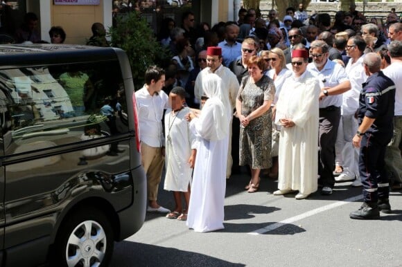 Sandrine Diouf entourée de ses fils Gaetan et Isaac, suivie de ses proches, aux obsèques de son mari Mouss Diouf, le 9 juillet 2012, à Auriol.