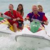 Richard Branson s'amuse comme un petit fou sur la plage de Cancun le 8 juillet 2012 en compagnie de charmantes créatures et de son président Steve Ridgway