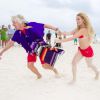 Richard Branson s'amuse comme un petit fou sur la plage de Cancun le 8 juillet 2012 en compagnie de charmantes créatures et de son président Steve Ridgway