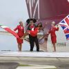 Richard Branson débarque à Cancun le 7 juillet 2012 avec Alexandra Burk pour célébrer l'ouverture d'une nouvelle ligne entre Londres et Cancun après avoir voyagé sur l'aile
